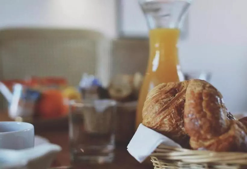 Отель De France