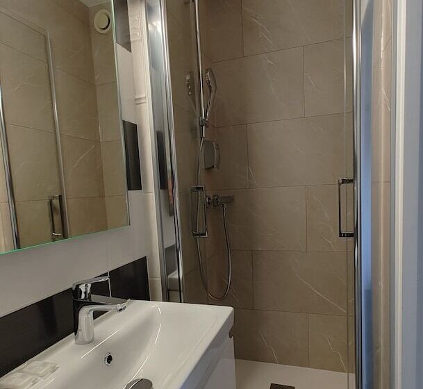 فندق Logis Hôtel Les Bleuets