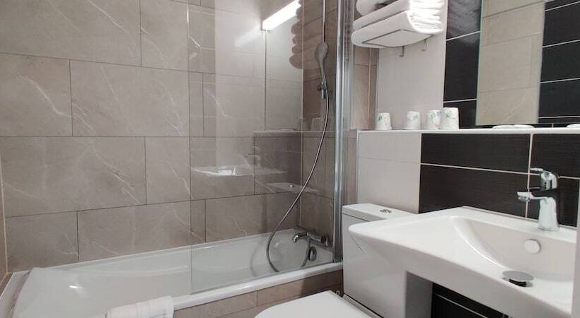 فندق Logis Hôtel Les Bleuets