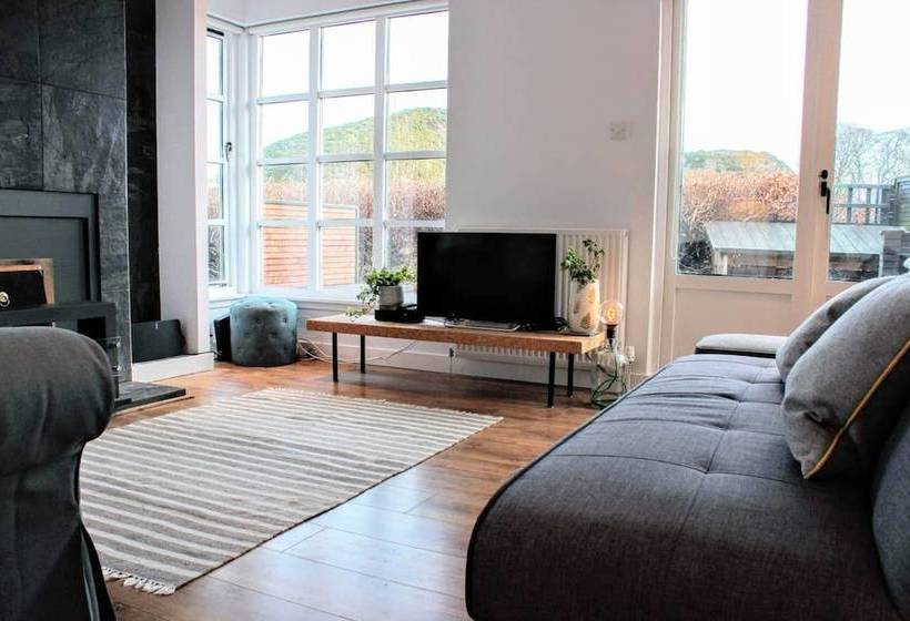 Beautiful Home With Castle Views And Garden And Parking