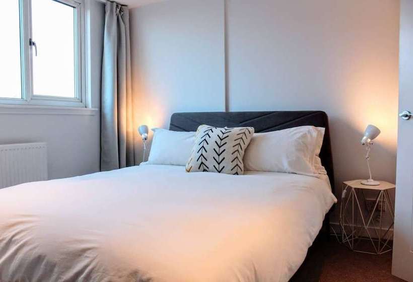 Beautiful Home With Castle Views And Garden And Parking