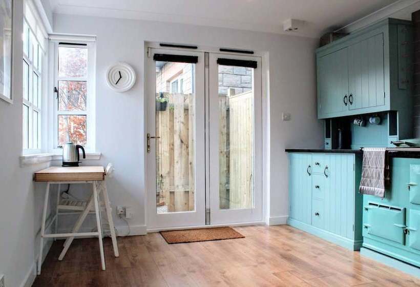 Beautiful Home With Castle Views And Garden And Parking