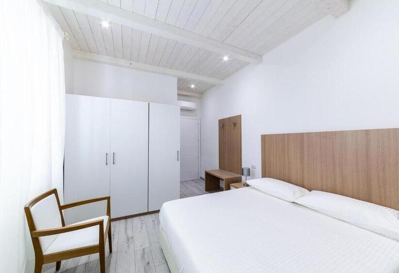 Пансион La Promenade Rooms & Suites