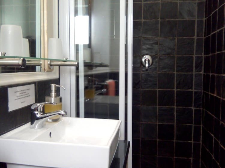 تختخواب و صبحانه Rose Lodge