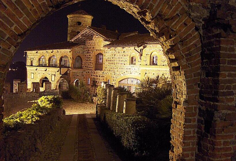 هتل Castello Di Pavone