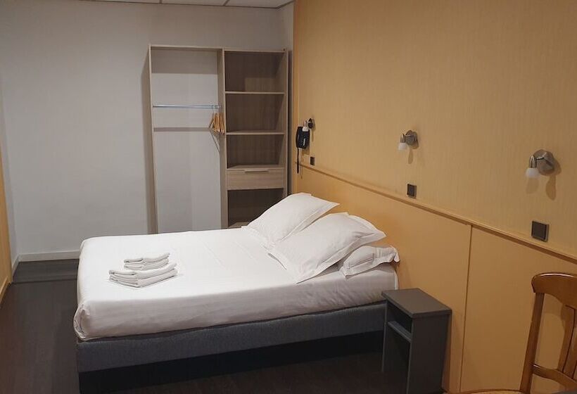 ホテル Logis Hôtel Du Fer à Cheval