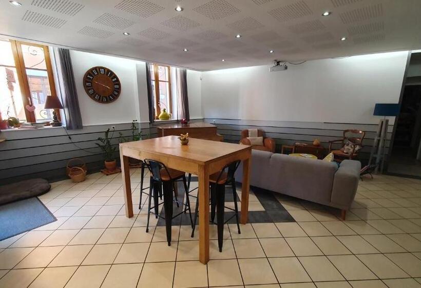 ホテル Logis Hôtel Du Fer à Cheval