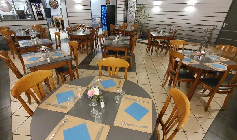 ホテル Logis Hôtel Du Fer à Cheval