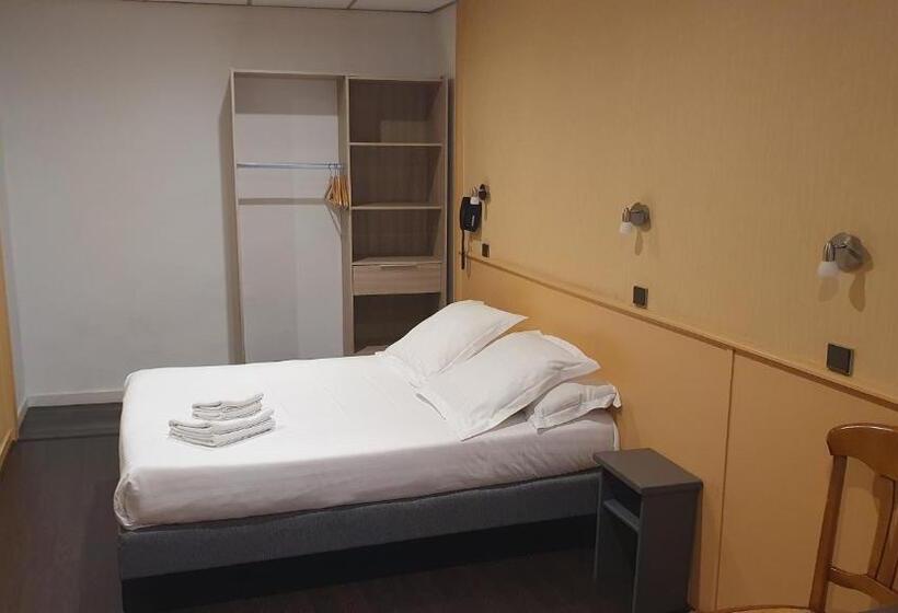 ホテル Logis Hôtel Du Fer à Cheval