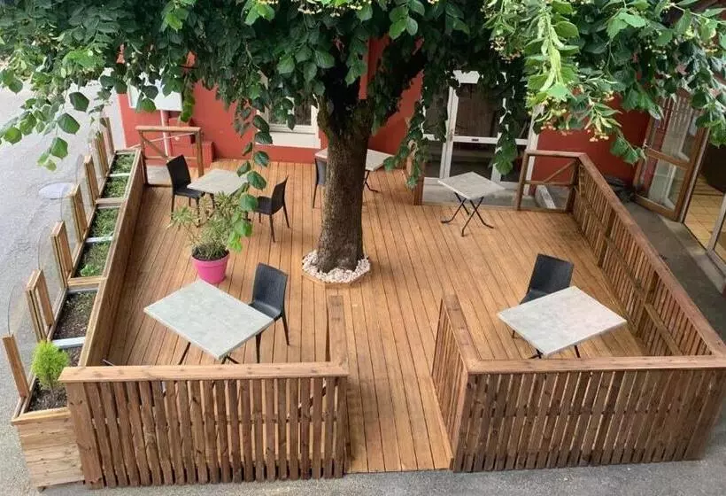 Отель Logis Hôtel Du Fer à Cheval