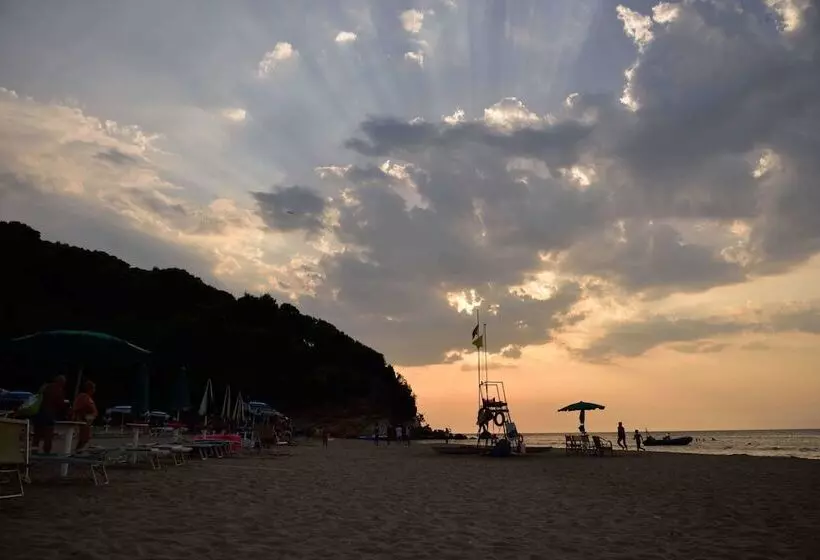 Hotelli Baia Calenella