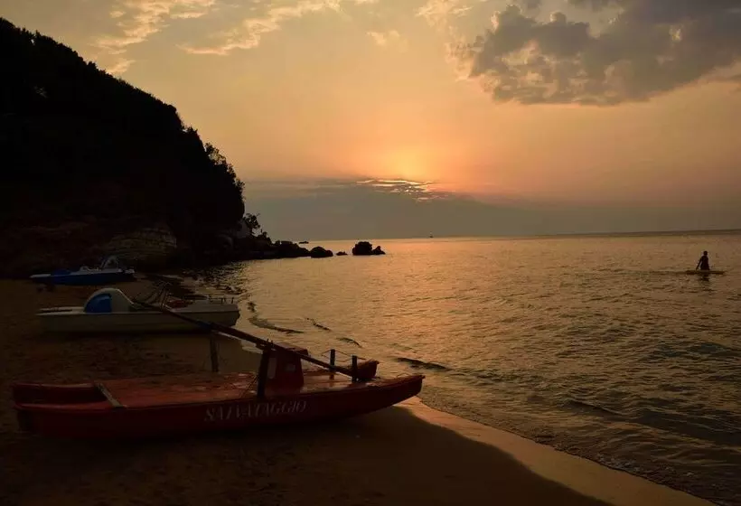 Hotelli Baia Calenella