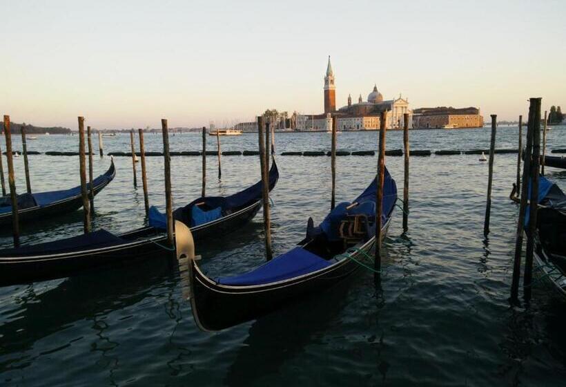 پانسیون Red Lion Guest House