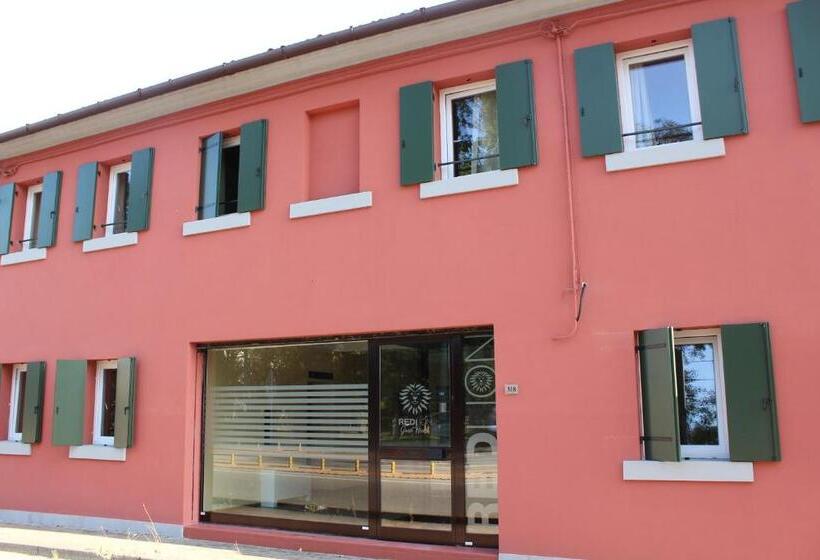 پانسیون Red Lion Guest House