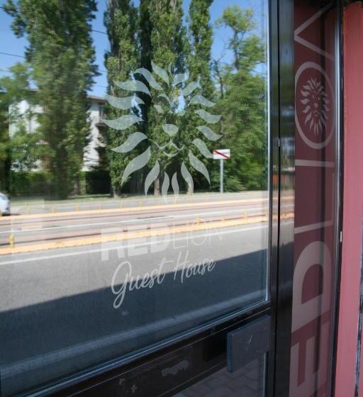 پانسیون Red Lion Guest House