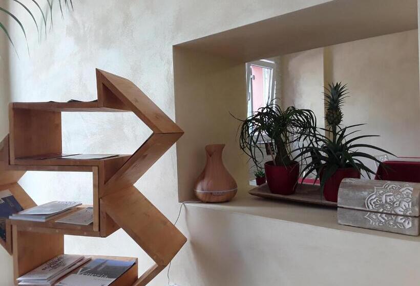 پانسیون Red Lion Guest House