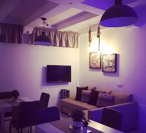 تختخواب و صبحانه Edera E Camelie