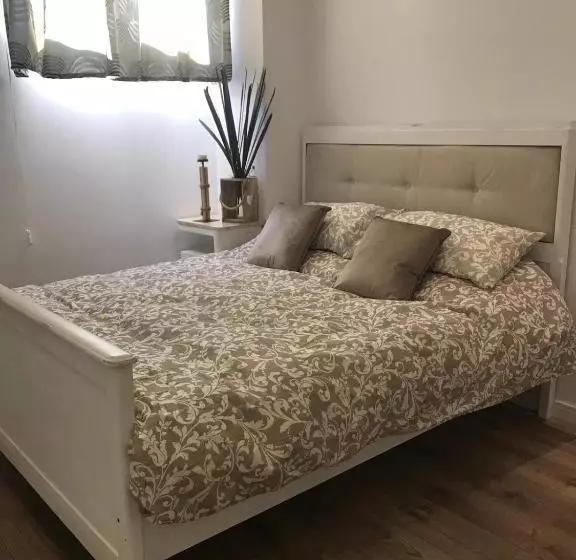 تختخواب و صبحانه Edera E Camelie