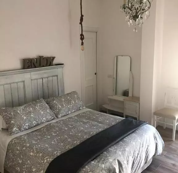 تختخواب و صبحانه Edera E Camelie