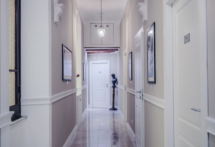 پانسیون L Opera Rooms & Suite