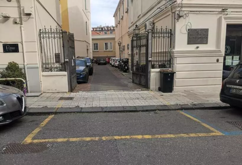 مسافرخانه Cineapollo  Ogni Camera Un Film!