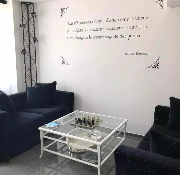 مسافرخانه Cineapollo  Ogni Camera Un Film!