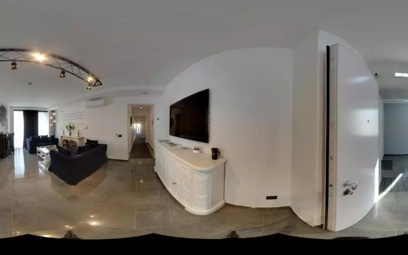 مسافرخانه Cineapollo  Ogni Camera Un Film!