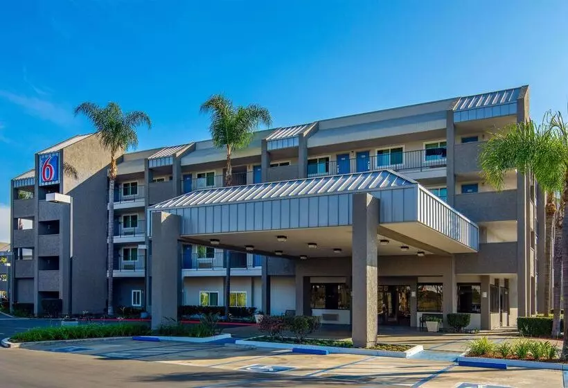 Motel 6 Anaheim, Ca   Maingate