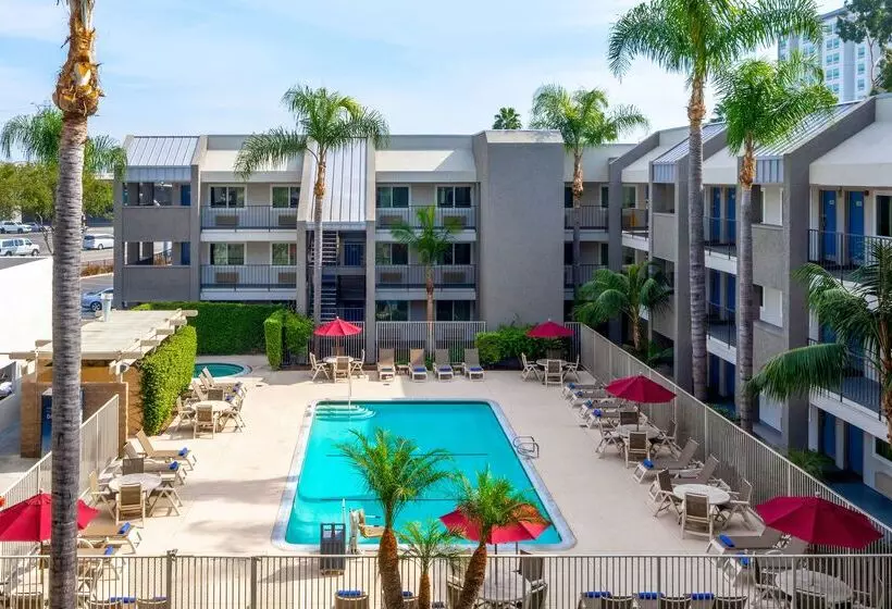 Motel 6 Anaheim, Ca   Maingate