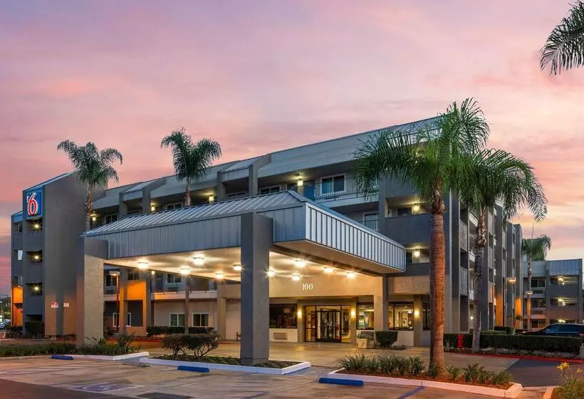 Motel 6 Anaheim, Ca   Maingate