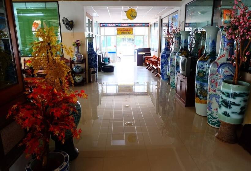 בית מלון כפרי Thairungruang Backpackers Suratthani