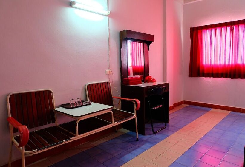 בית מלון כפרי Thairungruang Backpackers Suratthani