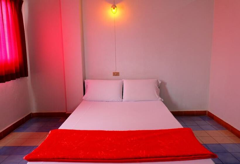 בית מלון כפרי Thairungruang Backpackers Suratthani