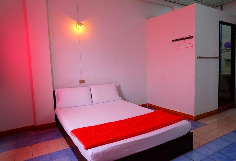 בית מלון כפרי Thairungruang Backpackers Suratthani