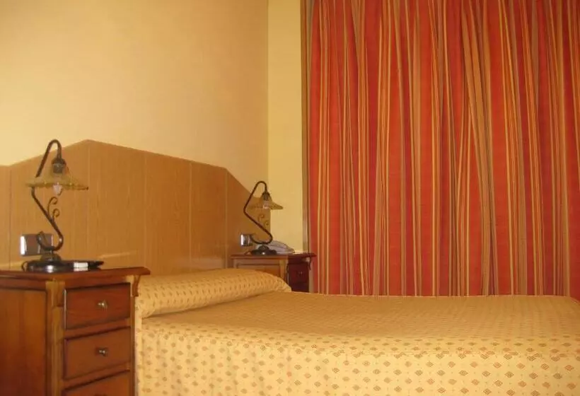 هتل Hostal Maria Ronda