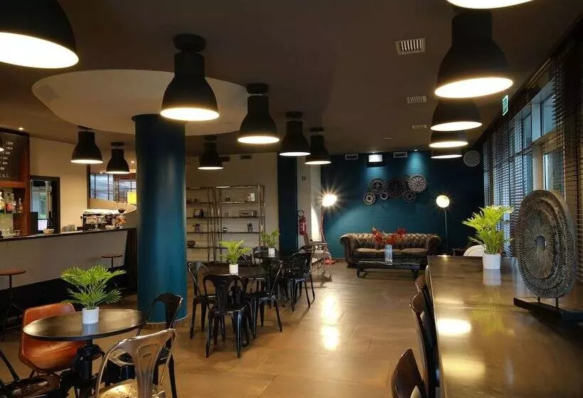 هتل La Meridiana Bleisure