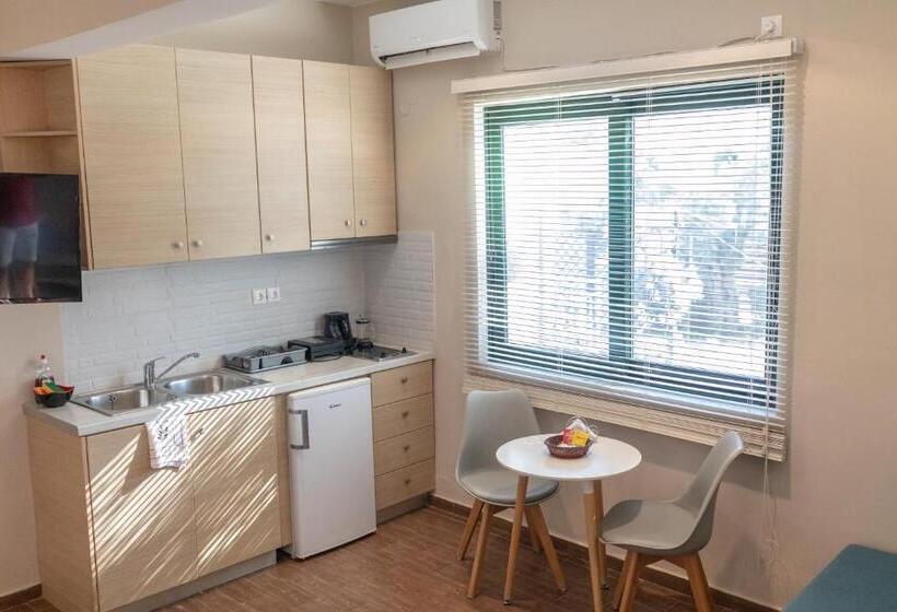 Ampoulos Rooms & Apartments