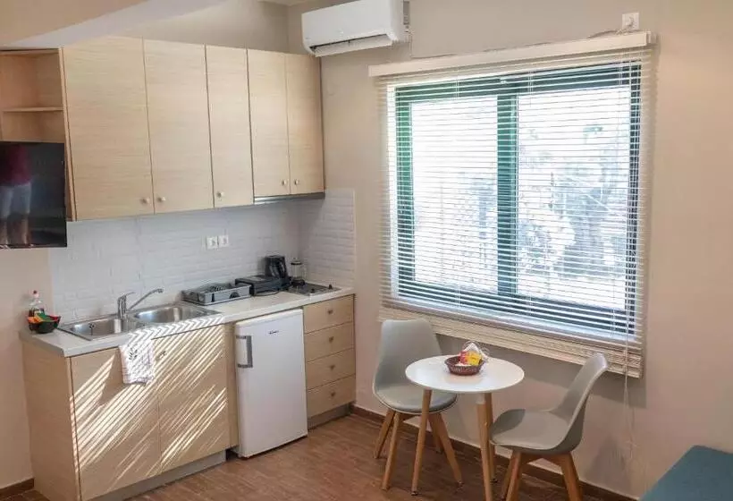 Ampoulos Rooms & Apartments