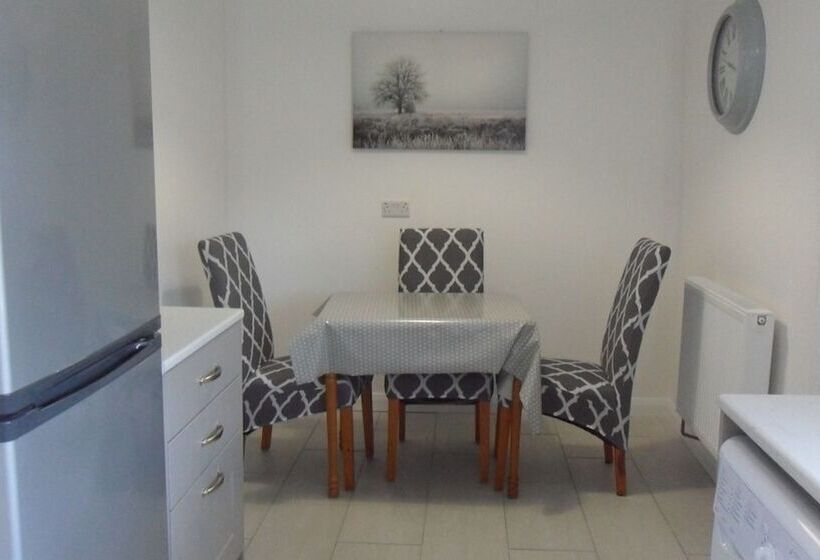 إقامة 3 Bed Broomfield Road Newport Shropshire