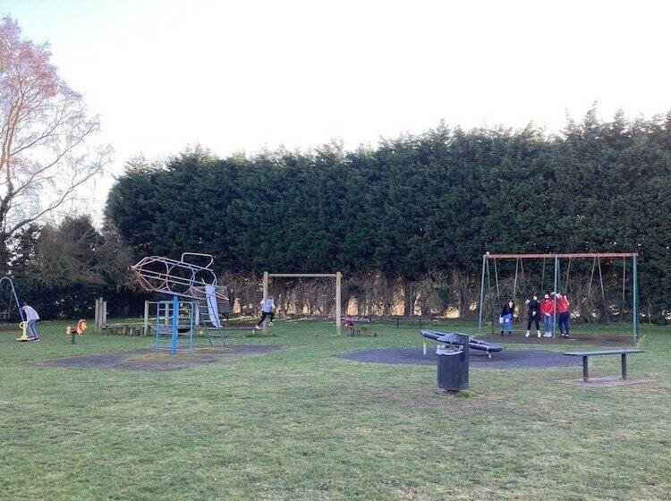 إقامة 3 Bed Broomfield Road Newport Shropshire