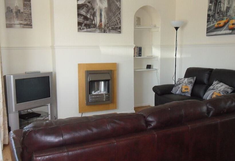 إقامة 3 Bed Broomfield Road Newport Shropshire