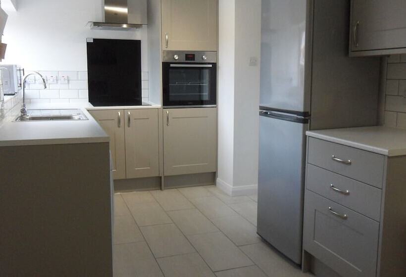 إقامة 3 Bed Broomfield Road Newport Shropshire