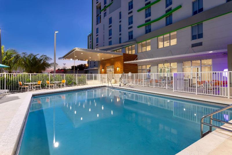 בית מלון כפרי Wyndham Garden Miami International Airport