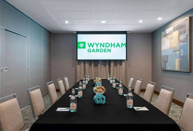 בית מלון כפרי Wyndham Garden Miami International Airport