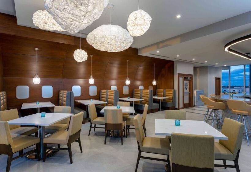 בית מלון כפרי Wyndham Garden Miami International Airport