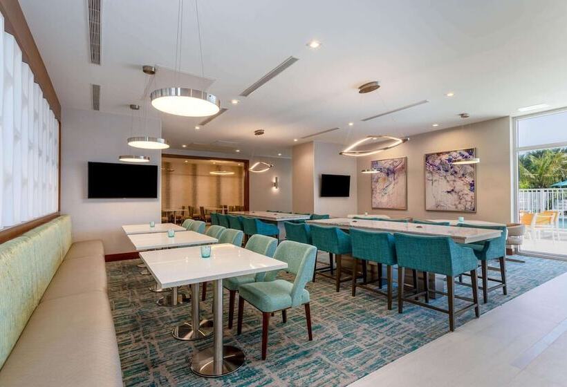 בית מלון כפרי Wyndham Garden Miami International Airport