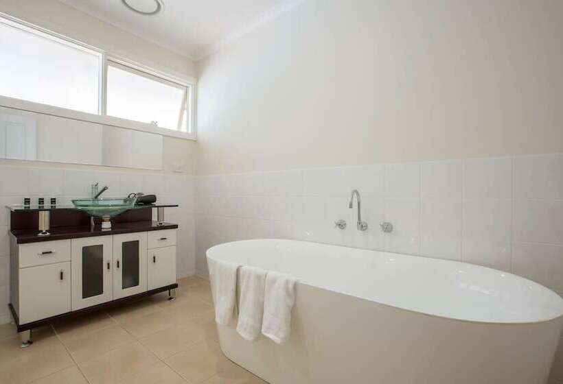 Spacious Comfortable Home In Wheelers Hill+pool