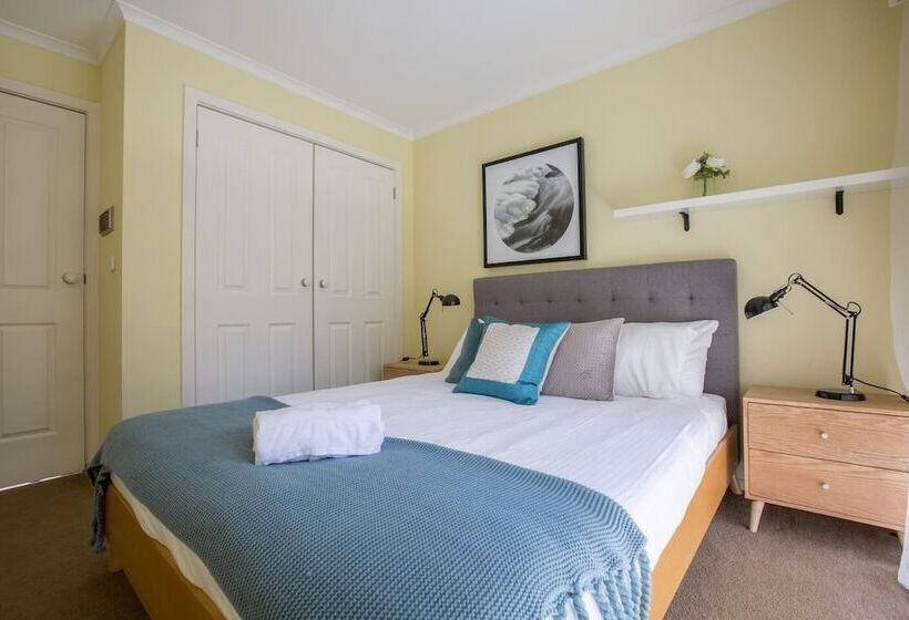 Spacious Comfortable Home In Wheelers Hill+pool