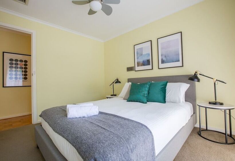 Spacious Comfortable Home In Wheelers Hill+pool