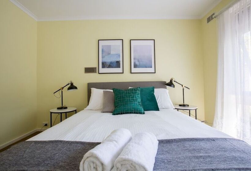 Spacious Comfortable Home In Wheelers Hill+pool